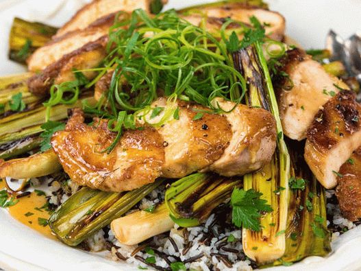 Foto piščanca, ocvrta v ponvi s por, limonin pilaf in vrtno solato