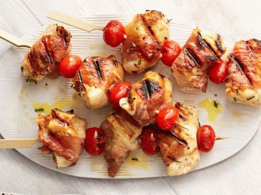 Foto piščanca na žaru v slanini na nabodalih