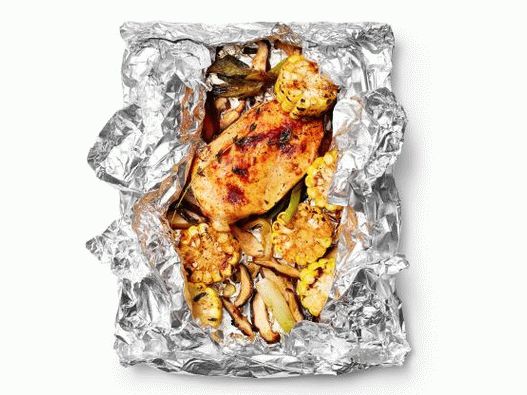 Foto piščanec in koruza z medeno olje v foliji