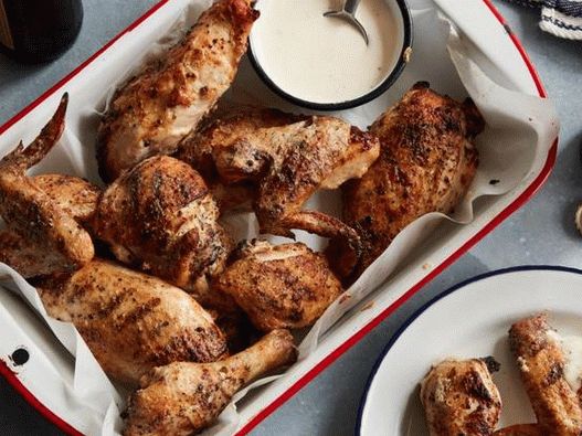 Fotografija piščanca na žaru z belo žar omako iz Alabame.