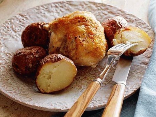 Foto piščanec v pečici s krompirjem in rožmarinom