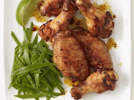 Foto piščančja krila v medeni omaki z mladim grahom