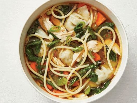 Foto piščančja juha s testeninami in azijskimi cmoki