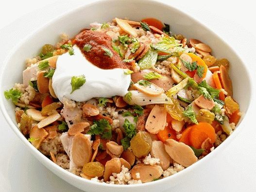 Fotografija kuskusa s piščancem in začimbami