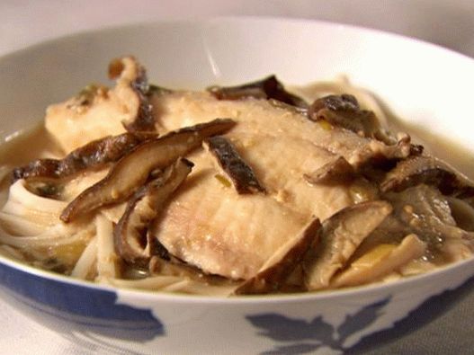 Fotografija rezancev udon s tilapijo, kuhana na miso