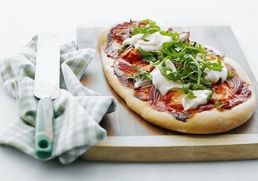 Foto piškote s prelivom iz kisle smetane, gob in šunke