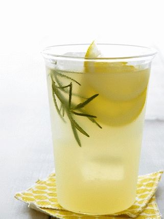 Foto limonina z rožmarinom