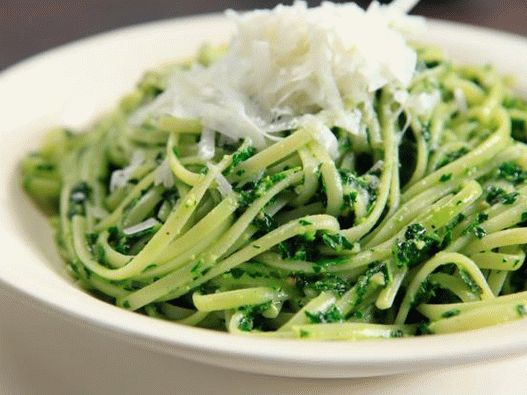 Fotografija linguine s pesto kalenega zelja