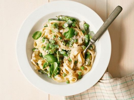 Fotografija linguine s šparglji v kremni sirni omaki