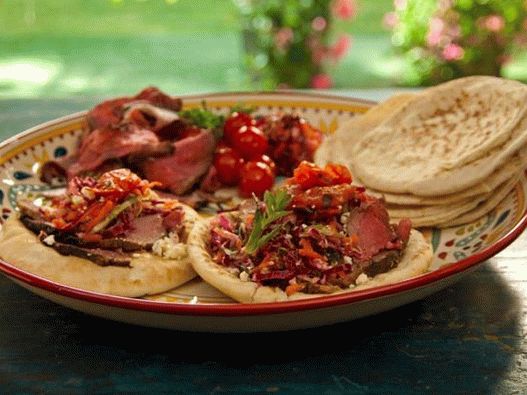 Pita z jagnjetino v granatni glazuri z meto na ražnju, paradižnik na žaru in solata iz grškega zelja