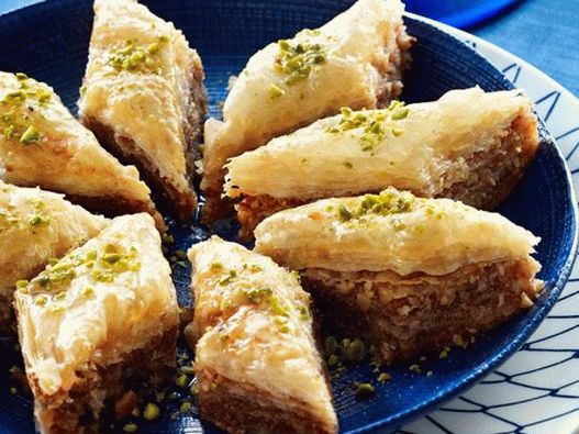 Grška baklava iz filo peciva s pistacijami