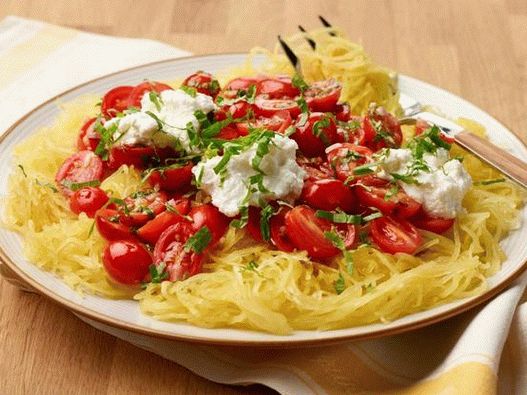 Fotografija jed - bučni špageti s svežimi paradižniki in rikoto