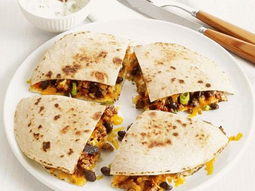 Quesadilla s črnim fižolom in mitlofom