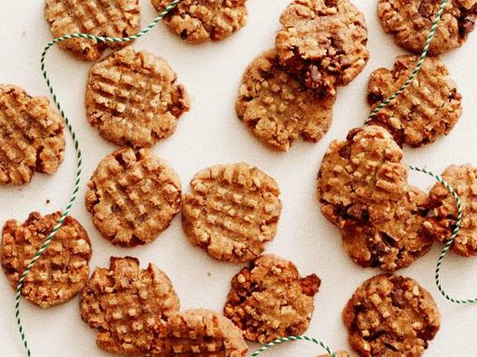 Fotografija posode - piškoti brez glutena z arašidovim maslom in koščki čokolade