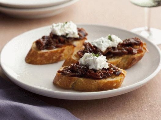 Crostini s paradižnikovo marmelado na soncu