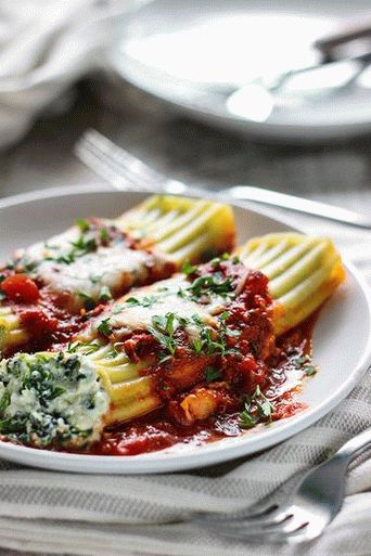 Fotografija Manicotti v paradižnikovi omaki, polnjeni z rikoto, špinačo in slanino