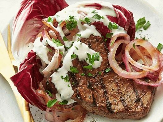 Foto marinirani polpenjski zrezek z omako iz modrega sira