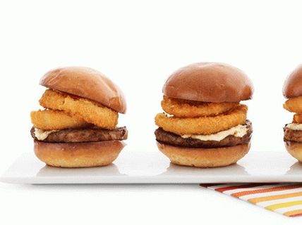 Foto mini hamburgerji s čebulnimi obroči in kremnim hrenom