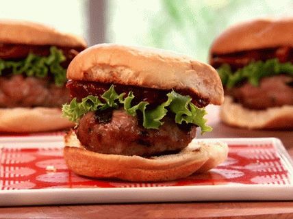 Foto mini hamburgerji s paradižnikovo marmelado in purani na žaru