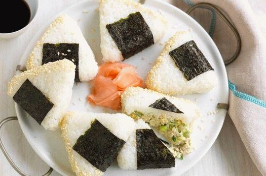 Fotografija Onigirija s tuno (japonske riževe kroglice)