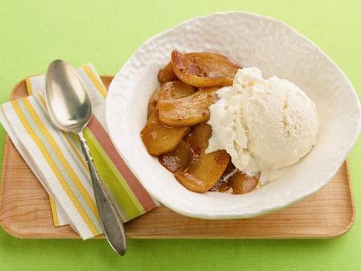 Ocvrta jabolka v ponvi s sladoledom