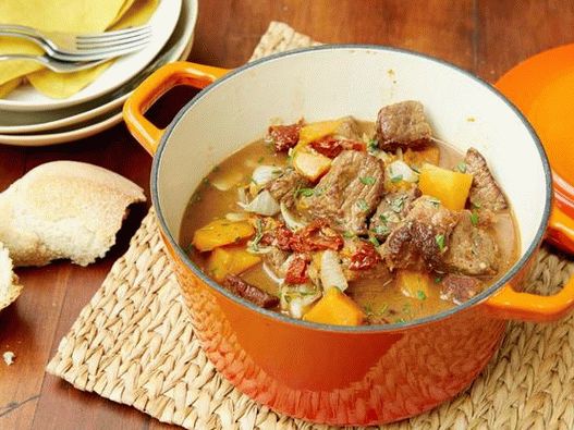 Enolončnica iz buče iz govejega in muškatnega oreščka