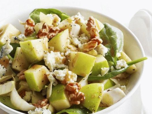 Solata z modrim sirom, orehi in jabolki