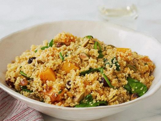 Kvinoja z ocvrtim bučkino bučo, špinačo in timijanom