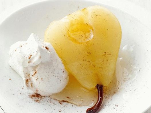 Hruške v cimetovem janeževem sirupu s smetano