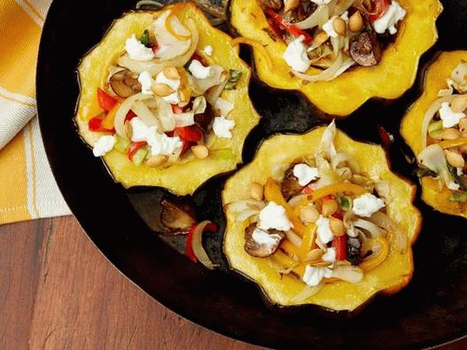 Buča, polnjena s kozjim sirom in gobami