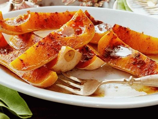 Buča z rjavim maslom in cimetom, pečena v foliji