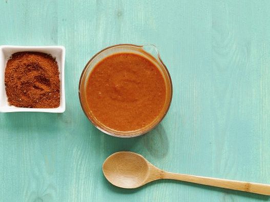 Foto pikantna omaka s češnjevim kisom za zrezek