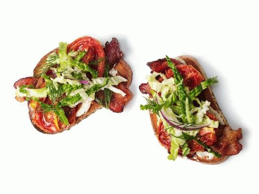 Foto Odprti sendviči z pečenim paradižnikom