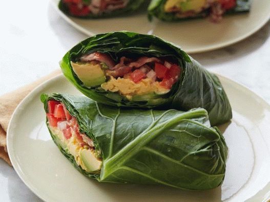 Fotografija paleo-burrito v listih zelja (paleo dieta)