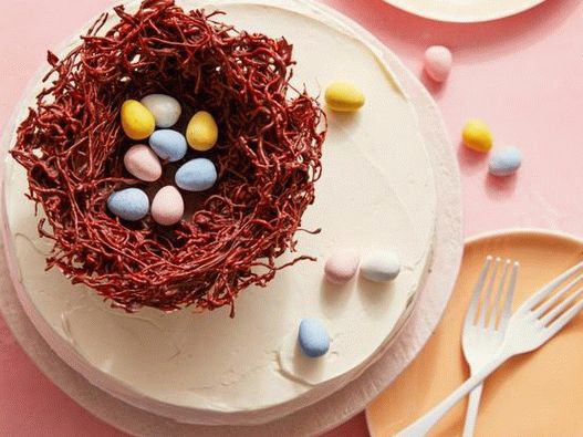 Foto velikonočna torta s ptičjim gnezdom in mini jajčki
