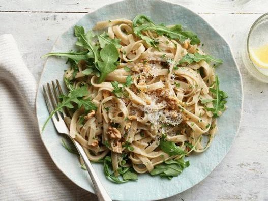 Fotografija Fettuccine testenin z orehi in rugolo