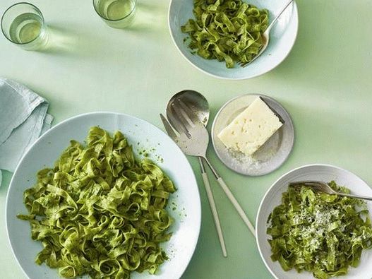 Fotografija Fettuccine testenin z meto in špinačno pesto