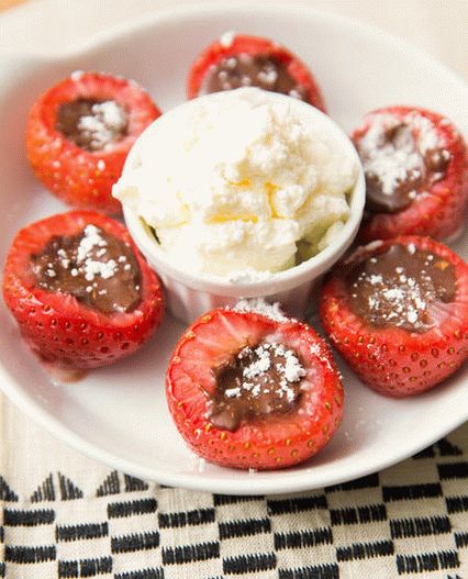 Foto pečene jagode s čokoladnim nadevom