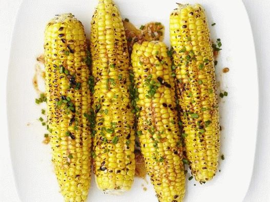 Fotografija pečene koruze na storžu