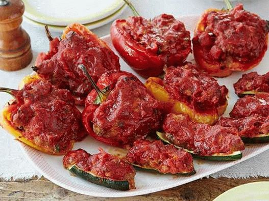 Foto paprika in bučke, polnjene s purani, pečeni z marinari omako