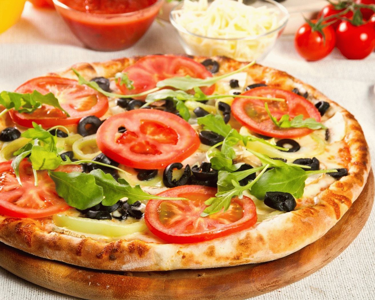 Pica z zelenjavo in sirom