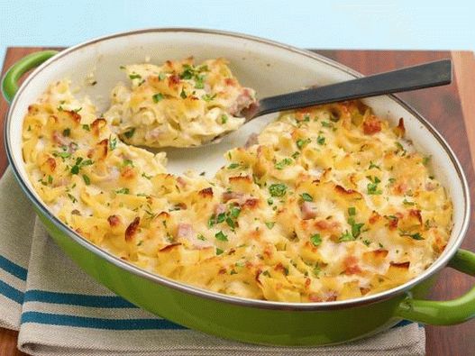 Jajčni rezanci, pečeni s šunko in tremi siri