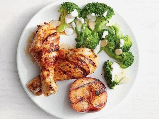 Foto pikanten piščanec s slivami na žaru in enolončnicami brokolija v prilogi