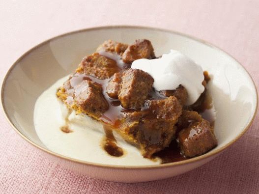 Fotografija bučnega krušnega pudinga s pikantno karamelno jabolčno omako in vanilijevim kremom