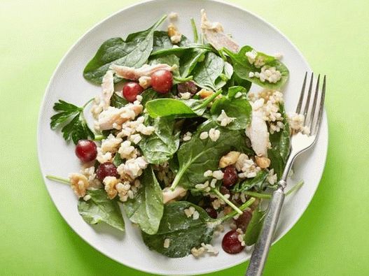 Solata s piščancem, špinačo in grozdjem