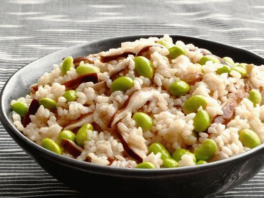 Foto riž z edamame fižolom in gobami shiitake