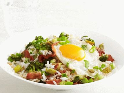 Foto riž z brokolijem, slanino in ocvrtimi jajci