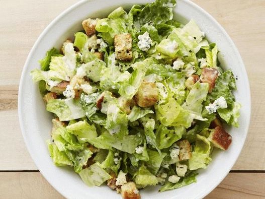 Foto solata Cezar obložena z modrim sirom
