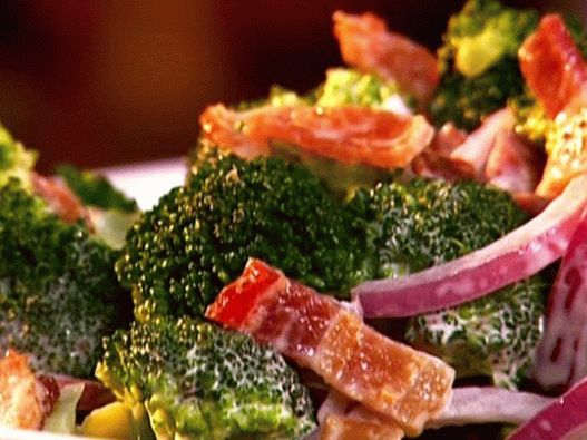Foto solata z brokolijem s slanino in sirom