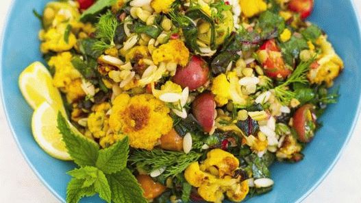 Foto solata iz leče in testenine orzo z pečenim cvetačo, čardom in zelišči